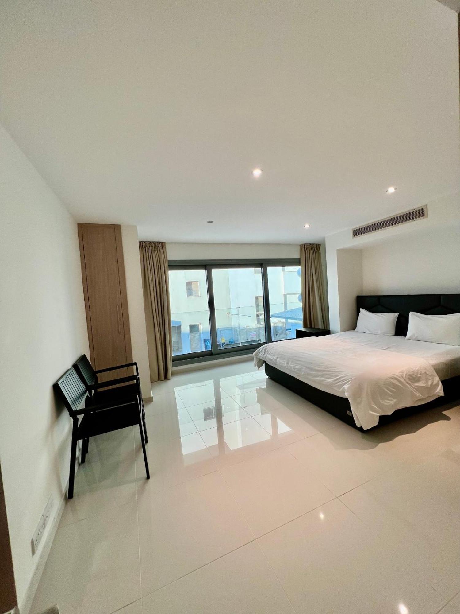 Aphrodite Plaza Larnaca Phòng bức ảnh